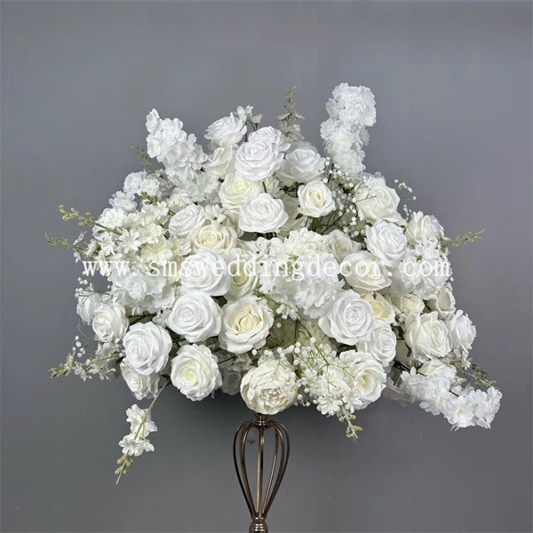 white flower table centerpiece